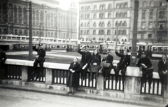 Magyarország, Budapest IX., Boráros tér, a Petőfi (Horthy Miklós) híd pesti hídfőjénél a felosztott Jugoszlávia felé átvonuló német csapatokat köszöntő budapestiek. Balra a Közraktár utcánál az Elevátor-ház., 1941, Fortepan, Budapest, tér, integetés, Fortepan #175332