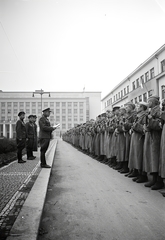 Ukraine,Zakarpattia Oblast, Uzhgorod, plosa Narodna (ekkor Horthy Miklós tér), háttérben a Kormányzósági palota (volt parlament, ma a Kárpátaljai területi adminisztráció székháza)., 1944, Vörös Hadsereg, officer, weapon, Fortepan #175362