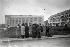 Ukraine,Zakarpattia Oblast, Uzhgorod, plosa Narodna (ekkor Horthy Miklós tér), háttérben a Kormányzósági palota (volt parlament, ma a Kárpátaljai területi adminisztráció székháza)., 1944, Vörös Hadsereg, trench coat, men, palace, soldier, public building, Fortepan #175363