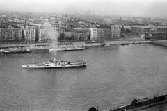 Magyarország, Budapest V.,Budapest I., kilátás a Gellérthegyről a Belgrád rakpart és a Fővám (Dimitrov) tér felé., 1955, Chuckyeager tumblr, hajó, látkép, kilátás, gőzhajó, lapátkerekes hajó, Dunagyöngye/Deák Ferencz hajó, Bratislava hajó, Fortepan #175430