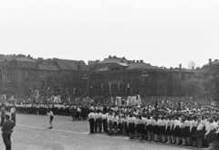 Magyarország, Budapest XIV.,Budapest VII., Ötvenhatosok tere (Felvonulási tér), háttérben balra a Dózsa György út épületei, jobbra a Városligeti (Gorkij) fasor torkolata. A magyar úttörők II. országos találkozója alkalmából rendezett úttörő seregszemle 1959. április 5-én., 1959, Chuckyeager tumblr, Budapest, úttörő, tömeg, Fortepan #175445