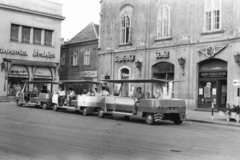 Magyarország, Székesfehérvár, Városház (Szabadság) tér, balra a Kossuth utca, városnéző mikrobusz a végállomásán., 1968, Chuckyeager tumblr, mikrobusz, Ibusz, Centrum Áruház, városnézés, Fortepan #175462