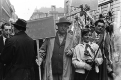 Magyarország, Budapest VII., Alpár utca a Garay tér közelében, május 1-i felvonulás résztvevői, háttérben a Garay téri piac., 1960, Chuckyeager tumblr, májusfa, Budapest, félmosoly, Fortepan #175473