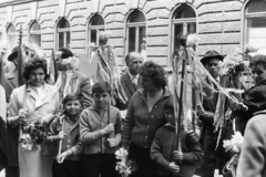 Magyarország, Budapest VII., Alpár utca a Garay tér közelében, május 1-i felvonulás résztvevői., 1960, Chuckyeager tumblr, májusfa, Budapest, Fortepan #175475