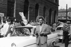 Magyarország, Budapest VII., Cserhát utca a Garay tér közelében, május 1-i felvonulás résztvevői, háttérben a Garay téri piac., 1960, Chuckyeager tumblr, Wartburg 311/312, Budapest, Opel Rekord P2, Fortepan #175481