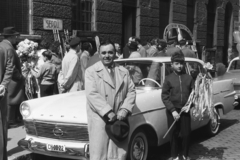 Magyarország, Budapest VII., Cserhát utca a Garay tér közelében, május 1-i felvonulás résztvevői., 1960, Chuckyeager tumblr, Wartburg 311/312, Opel Rekord P2, májusfa, Budapest, Fortepan #175482