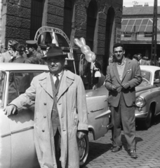 Magyarország, Budapest VII., Cserhát utca a Garay tér közelében, május 1-i felvonulás résztvevői, háttérben a Garay téri piac., 1960, Chuckyeager tumblr, Wartburg 311/312, Budapest, Opel Rekord P2, Fortepan #175483