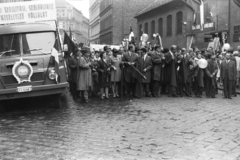 Magyarország, Budapest VII., május 1-i felvonulás résztvevői a Garay utca 9. számú ház előtt, háttérben a Rottenbiller utca - Munkás utca sarok, 1969, Chuckyeager tumblr, Robur-márka, május 1, címer, Budapest, pódiumautó, Fortepan #175486