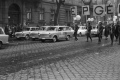 Magyarország, Budapest XIV., május 1-i felvonulók a Dózsa György út 23. számú ház előtt., 1969, Chuckyeager tumblr, Trabant-márka, Skoda-márka, felvonulás, május 1, automobil, Budapest, segélyszolgálat, Fortepan #175492