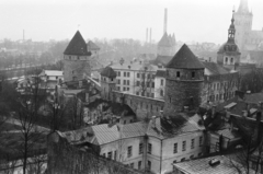 Észtország, Tallinn, a fennmaradt városfal részlete a Patkuli kilátóteraszról nézve. Előtérben balról a Nunna torony, a Kloostri kapu, a Sauna torony és a Kuldjala torony. A kép jobb szélén háttérben a Szent Olaf-templom., 1966, Chuckyeager tumblr, Fortepan #175534