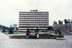 Magyarország, Gyula, Maróthy tér (ekkor névtelen), park a Várfürdő bejárata előtt. Szemben a SZOT MEDOSz Gyógyüdülő (később Erkel Hotel), jobbra a Gyógyfürdő., 1975, Chuckyeager tumblr, színes, Fortepan #175539