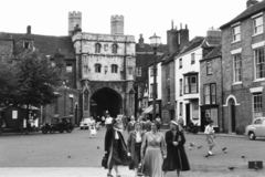 Egyesült Királyság, Canterbury, Christchurch Gate a katedrális felől nézve., 1958, Chuckyeager tumblr, automobil, turista, galamb, utcai lámpa, műemlék, Fortepan #175561