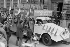 Hungary, Budapest VII., május 1-i felvonulásra készülődők a Rottenbiller utca 5/a előtt., 1963, Chuckyeager tumblr, 1st of May parade, Budapest, Fortepan #175570