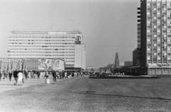 Németország, Drezda, Wiener Platz (ekkor névtelen, később Leninplatz) a Prager Strasse felé nézve, balra a Bastei hotel és étterem., 1970, Chuckyeager tumblr, NDK, Fortepan #175660