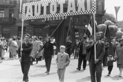 Magyarország, Budapest XIV., Dózsa György út, május 1-i felvonulók, háttérben az Ajtósi Dürer sor sarkán álló lakóház., 1961, Chuckyeager tumblr, taxi, május 1, Budapest, Fortepan #175770