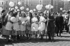 Magyarország, Budapest VIII., Baross tér, a Budapesti Sütőporgyár dolgozói május 1-i ünnepségre tartanak., 1958, Chuckyeager tumblr, Budapest, léggömb, nők, kötény, Fortepan #175778