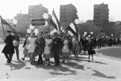 Magyarország, Budapest VIII., II. János Pál pápa (Köztársaság) tér. A Budapesti Sütőporgyár dolgozói május 1-i ünnepségre tartanak., 1958, Chuckyeager tumblr, Budapest, felvonulás, Fortepan #175782