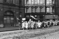 Magyarország, Budapest VIII., Népszínház utca, szemben az Auróra utca torkolata. A Budapesti Sütőporgyár dolgozói május 1-i ünnepségre tartanak., 1958, Chuckyeager tumblr, Budapest, utcanévtábla, felvonulás, kárpitos, Fortepan #175783