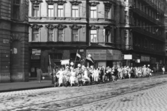 Magyarország, Budapest VIII., Népszínház utca, szemben az Auróra utca torkolata. A Budapesti Sütőporgyár dolgozói május 1-i ünnepségre tartanak., 1958, Chuckyeager tumblr, Budapest, felvonulás, Fortepan #175784