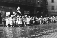 Magyarország, Budapest VIII., Népszínház utca, jobbra a Fecske (Lévai Oszkár) utca torkolata. A Budapesti Sütőporgyár dolgozói május 1-i ünnepségre tartanak., 1958, Chuckyeager tumblr, Budapest, trafik, cégtábla, Fortepan #175785