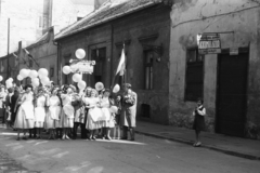 Magyarország, Budapest VIII., a felvétel a Tolnai Lajos utca 25., a Budapesti Sütőporgyár előtt készült, a Bérkocsis utca felé nézve. A gyár dolgozói május 1-i ünnepségre indulnak., 1958, Chuckyeager tumblr, Budapest, léggömb, zászló, cégtábla, nők, kötény, Fortepan #175786