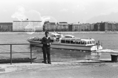 Magyarország, Budapest II.,Budapest V., budai alsó rakpart a Bem József téri hajóállomásnál, túlparton az MSZMP székház a mai Képviselői Irodaház ("Fehér Ház") és a Balassi Bálint utca házsora., 1957, Chuckyeager tumblr, Duna, vízibusz, Fortepan #175901