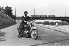 Magyarország, Budapest II., felhajtó a budai alsó rakpartról a Bem József téri hajóállomásnál, a Margit híd alatt a Margitsziget látszik., 1957, Chuckyeager tumblr, híd, motorkerékpár, villamos, villamos pótkocsi, Budapest, Csepel Pannonia TL 250, Fortepan #175902