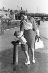 Magyarország, Budapest IX., a mai Nehru part a Boráros tér és a Petőfi híd pesti hídfője felé nézve., 1967, Chuckyeager tumblr, kút, ivókút, Budapest, Fortepan #175953