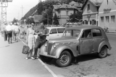 Magyarország,Dunakanyar, Visegrád, a 11- es főút a hajóállomás közelében, jobbra a Vár étterem., 1969, Chuckyeager tumblr, Renault Juvaquatre, rendszám, Fortepan #175989