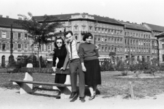 Hungary, Budapest VIII., Kálvária tér. Szemben részben takarva a Lujza utca torkolata a Baross utcánál., 1956, Chuckyeager tumblr, Budapest, youth, sitting on backrest of a bench, bench, Fortepan #176005