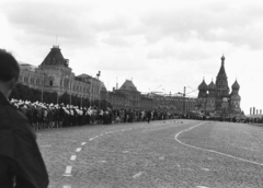 Oroszország, Moszkva, Vörös tér, sorban állók a Lenin mauzóleumhoz. Háttérben jobbra a Vaszilij Blazsennij székesegyház., 1965, Chuckyeager tumblr, Fortepan #176036