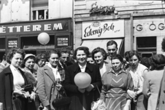 Magyarország, Budapest VII., Baross tér, május 1-i felvonulás résztvevői a Rottenbiller utca - Bethlen Gábor utca közötti házsor előtt., 1958, Chuckyeager tumblr, étterem, gyógyszertár, Édességbolt, Budapest, Fortepan #176046