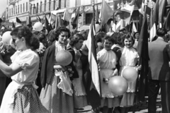 Magyarország, Budapest VII., Baross tér, május 1-i felvonulás résztvevői a Rottenbiller utca - Bethlen Gábor utca közötti házsor előtt., 1958, Chuckyeager tumblr, Budapest, léggömb, kötény, pöttyös ruha, Fortepan #176053