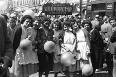 Magyarország, Budapest VII., Baross tér, május 1-i felvonulás résztvevői a Rottenbiller utca - Bethlen Gábor utca közötti házsor előtt., 1958, Chuckyeager tumblr, Budapest, léggömb, nők, mosoly, kötény, Fortepan #176056