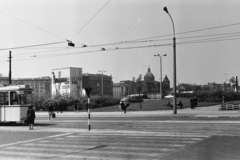 Németország, Lipcse, Wilhelm-Leuschner-Platz, a háttérben a kupolás épület a Szövetségi Közigazgatási Bíróság épülete, ami korábban Birdodalmi Bíróság volt, a kép készítésének idején pedig múzeumoknak adott otthont., 1966, Chuckyeager tumblr, NDK, Fortepan #176097