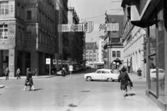 Németország, Lipcse, Grimmaische Strasse a Thomaskirchhof felé nézve. Előtérben balra a Neumarkt sarkán a Zentralmessepalast, jobbra a Reichsstrasse, mögötte az árkádos épület a Régi Városháza (Altes Rathaus)., 1966, Chuckyeager tumblr, NDK, Fortepan #176106