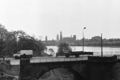 Németország, Drezda, a Marienbrücke az Elba folyón. A túlparton jobbra az Operaház (Semperoper), tőle balra a Szentháromság Katolikus Főtemplom (Hofkirche)., 1962, Chuckyeager tumblr, NDK, Fortepan #176110