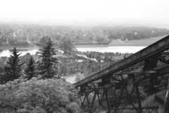 Németország, Drezda, jobbra a Loschwitz és Oberloschwitz közötti függővasút (Schwebebahn) pályája, szemben az Elbán a Loschwitzer Brücke (nem hivatalos nevén Blaues Wunder)., 1962, Chuckyeager tumblr, NDK, Fortepan #176131