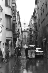 Austria, Innsbruck, a Hofgasse a Burggraben felé nézve., 1962, Chuckyeager tumblr, umbrella, Fortepan #176142