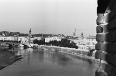 Olaszország, Verona, Adige folyó, kilátás a Ponte di Castelvecchio felől a Ponte della Vittoria felé., 1963, Chuckyeager tumblr, Fortepan #176163