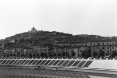 Olaszország, Verona, előtérben az Adige folyó, szemben a dombon a Santuario della Madonna di Lourdes (eredetileg Forte San Leonardo)., 1963, Chuckyeager tumblr, Fortepan #176165