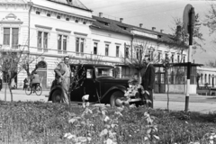 Magyarország, Szarvas, Kossuth Lajos tér, háttérben az Árpád Szálló., 1957, Chuckyeager tumblr, Mercedes-márka, szálloda, Fortepan #176187