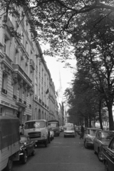 Franciaország, Párizs, Avenue George V., háttérben az Amerikai Székesegyház tornya., 1967, Chuckyeager tumblr, templom, teherautó, utcakép, Renault-márka, Citroen-márka, automobil, Peugeot-márka, templomtorony, Fortepan #176219