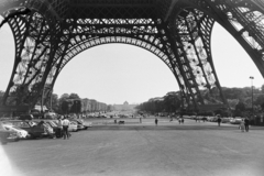 Franciaország, Párizs, Eiffel-torony, háttérben a Mars-mező (Champ-de-Mars)., 1967, Chuckyeager tumblr, Fortepan #176242