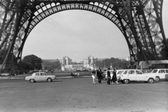 Franciaország, Párizs, Eiffel-torony, háttérben a Trocadéro-kert és a Chaillot-palota., 1967, Chuckyeager tumblr, Fortepan #176243