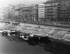 Magyarország, Budapest V., a pesti alsó rakpart és a Belgrád rakpart a Szabadság hídról nézve. Előtérben haltároló bárkák a Dunán., 1961, Chuckyeager tumblr, Budapest, épület, Duna, rakpart, Fortepan #176252