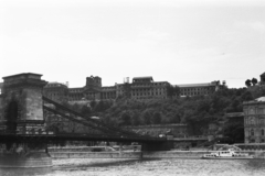 Magyarország, Budapest I., a Budavári Palota (korábban Királyi Palota) a Dunáról nézve, előtérben a Széchenyi Lánchíd., 1961, Chuckyeager tumblr, Budapest, Fortepan #176271