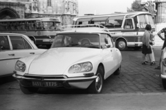 Magyarország, budai Vár, Budapest I., Szentháromság tér, háttérben balra a Mátyás-templom főkapuja, jobbra a Szentháromság szobor talapzata., 1972, Chuckyeager tumblr, autóbusz, Citroen-márka, Citroen DS, LAZ-márka, Budapest, Fortepan #176295