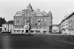 Magyarország, Szombathely, Fő (Köztársaság) tér, szemben az egykori Szombathelyi Takarékpénztár Rt. székháza, ekkor a földszintjén a Centrum Áruház működött. Jobbra a Széchenyi István utca., 1969, Chuckyeager tumblr, Fortepan #176304