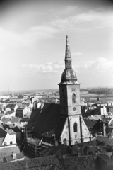 Szlovákia, Pozsony, kilátás a várból a Szent Márton koronázó templom felé, háttérben a Duna feletti vasúti híd., 1960, Chuckyeager tumblr, Csehszlovákia, templom, Fortepan #176333